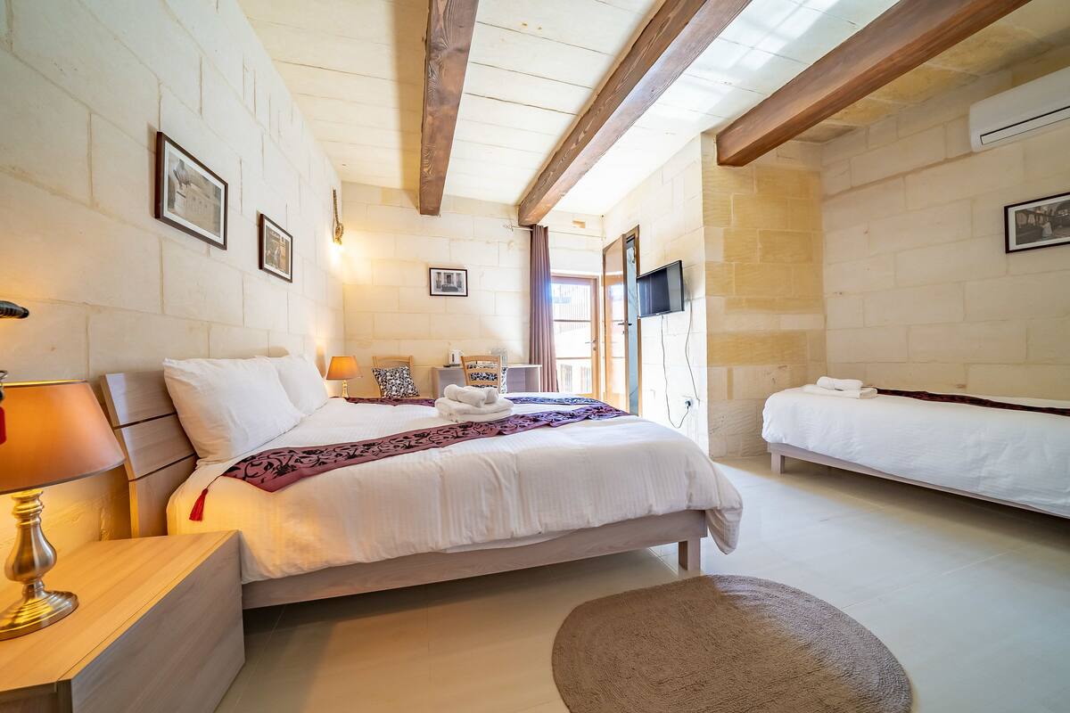 Triple Room (X) | In-room safe, laptop workspace, WiFi (free), bed sheets