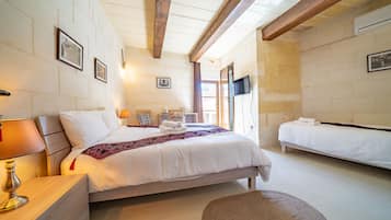 Triple Room (X) | In-room safe, laptop workspace, free WiFi, bed sheets