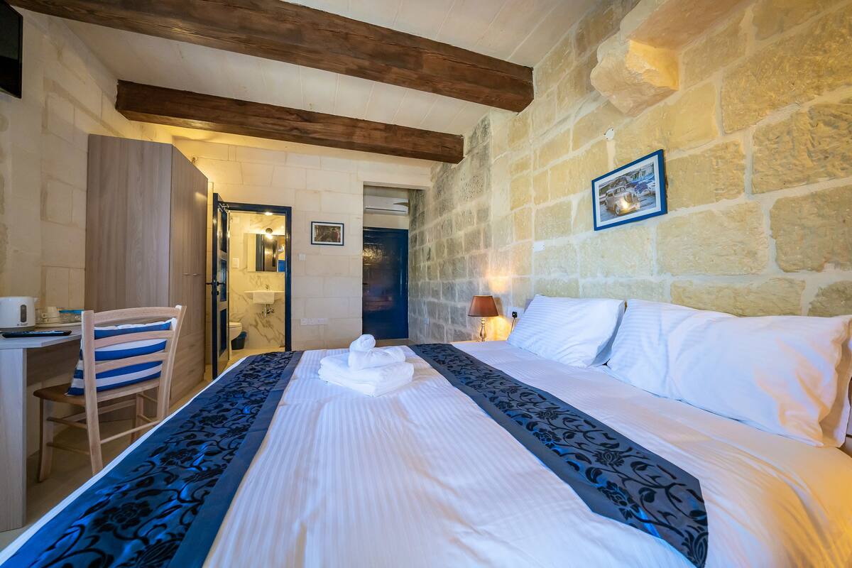 Double Room | In-room safe, laptop workspace, WiFi (free), bed sheets