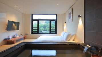 Edredón, cortinas blackout, wifi gratis y ropa de cama