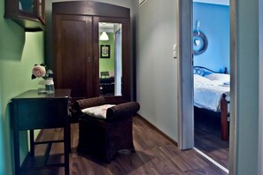 1 kamar tidur, tirai kedap cahaya, dan tempat tidur lipat/tambahan