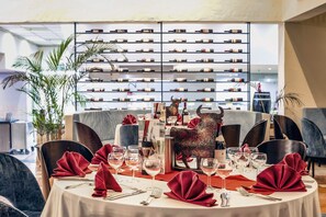 2 restaurantes; se sirven desayunos