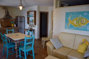 Leilighet – comfort, sjøutsikt | Spiseområde på rommet