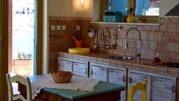 Fridge, stovetop, coffee/tea maker, electric kettle