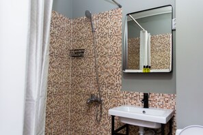 Desk, laptop workspace, free WiFi, bed sheets - Hotel Tahar (Almaty)