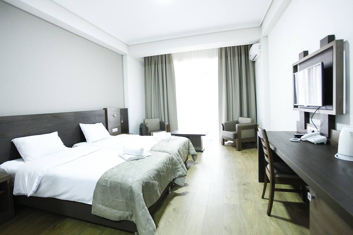 Chambre Deluxe double | Coffre-fort, bureau, rideaux d’obscurcissement, système d’insonorisation