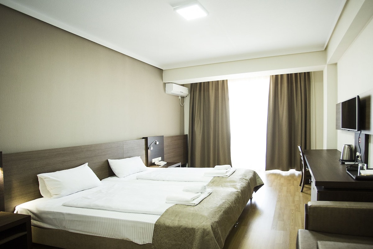 Deluxe Single Room | In-room safe, desk, blackout drapes, soundproofing