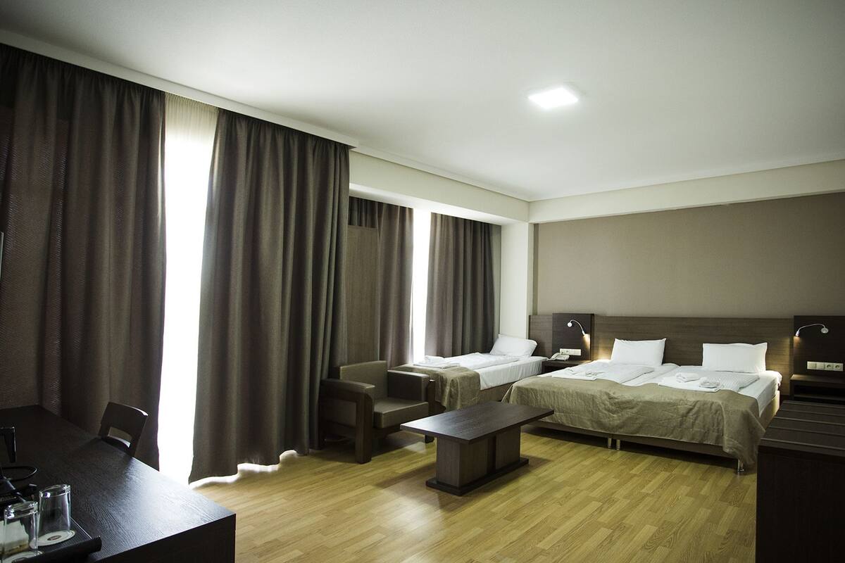 Chambre triple Deluxe, vue sur la ville | Coffre-fort, bureau, rideaux d’obscurcissement, système d’insonorisation