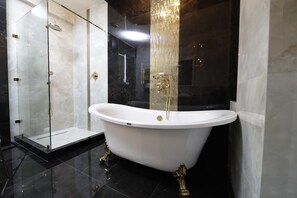Buồng tắm vòi sen, máy sấy tóc, dép đi trong nhà, khăn tắm 
