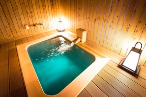 Kamer, roken (Sea side Japanese open-air bath) | Badkamer | Een aparte badkuip en douche, een bubbelbad, een haardroger, handdoeken