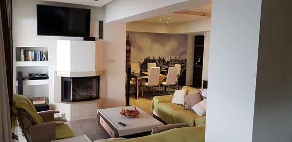 Televisión y chimenea 