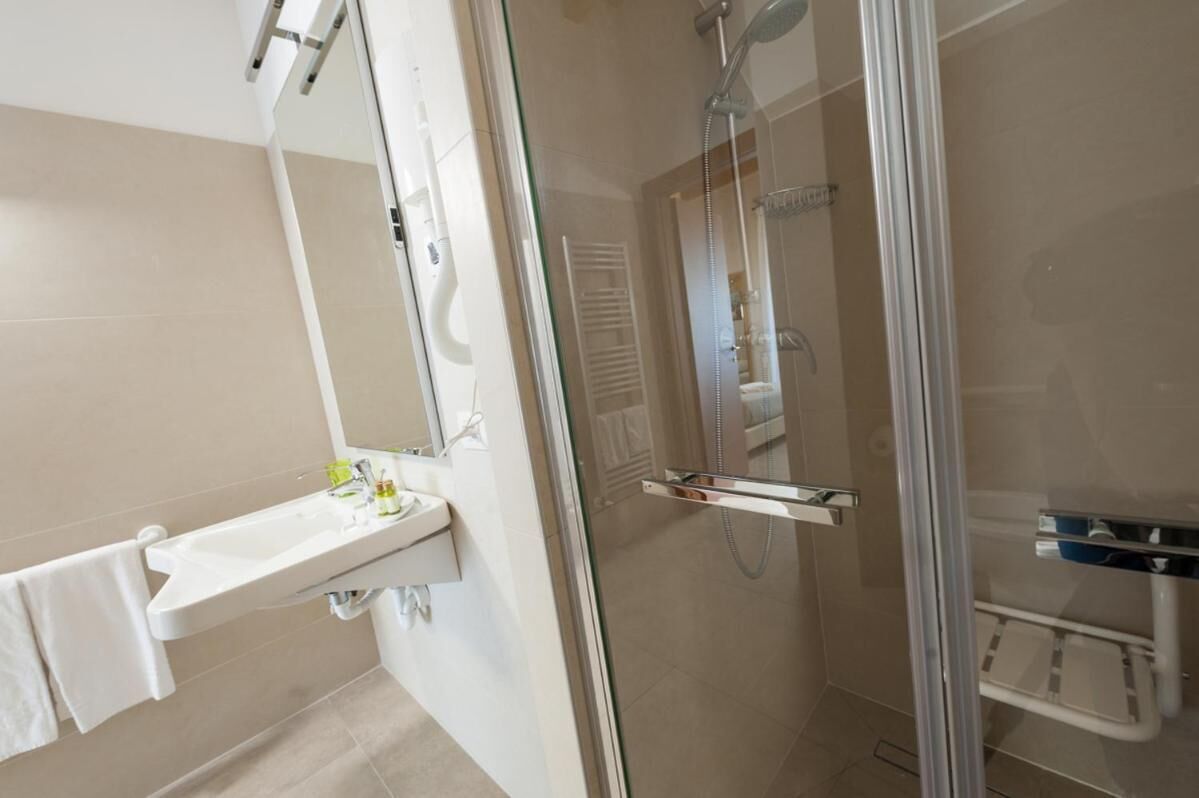 Dusche, Haartrockner, Bidet, Handtücher