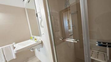 Dusche, Haartrockner, Bidet, HandtĂŒcher