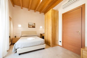 Zweibettzimmer, 2 Einzelbetten | Zimmersafe, individuell dekoriert, individuell eingerichtet