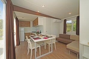 活动屋, 2 间卧室 | 客厅 | 平板电视