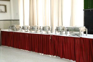 Café da manhã completo todos os dias (INR 300 por pessoa)