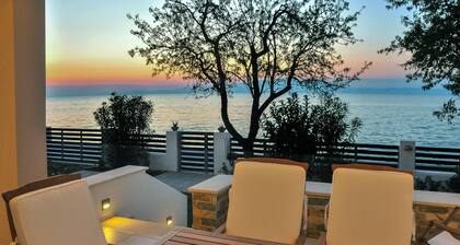 Balconies on Sea - The Garden Apartment