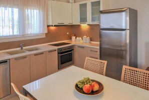 Apartment, Garden Area | Private kitchen
