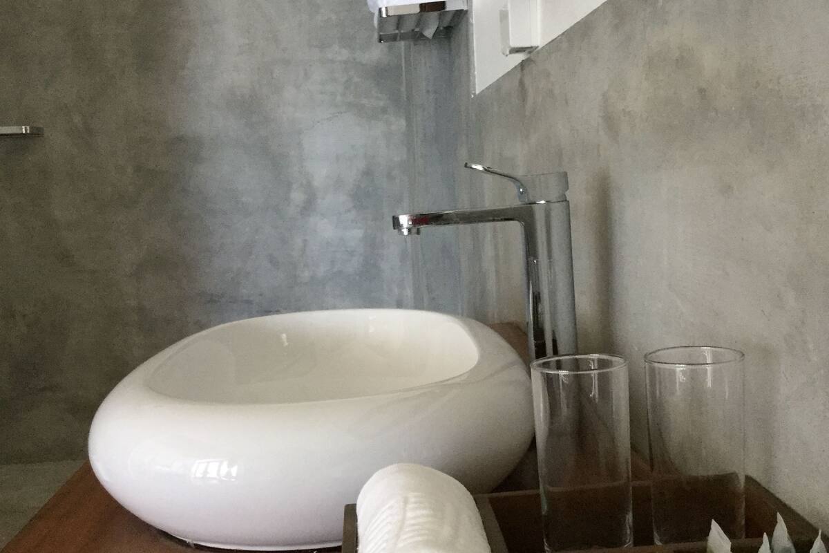 Elite Double Room, 1 King Bed, Non Smoking, Beach View | Bathroom | Deep-soaking bathtub, rainfall showerhead, free toiletries, hair dryer