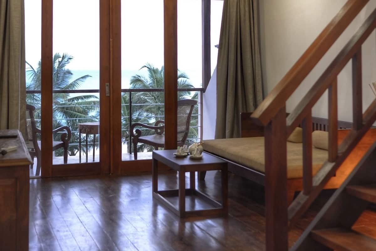Deluxe Suite, Multiple Beds, Non Smoking, Beach View | Living area