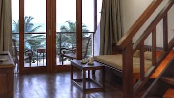 Deluxe Suite, Multiple Beds, Non Smoking, Beach View | Living area