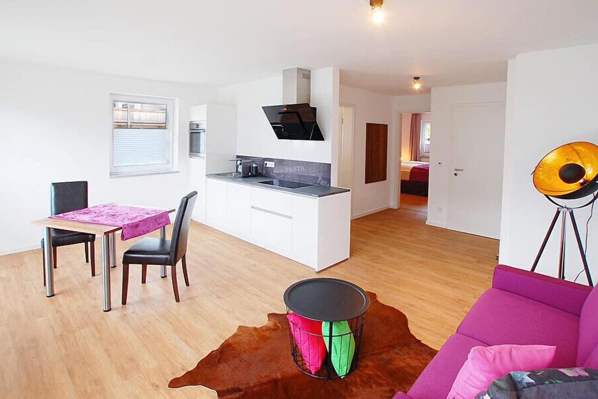 Un appartement moderne comprenant une cuisine, un coin repas et un espace de vie.