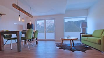 Apartamento, terraza (#1 Garden Suite) | Zona de estar | Televisión de pantalla plana de 41 pulgadas con canales por satélite