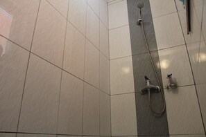 Deluxe appartement (7) | Badkamer met douche