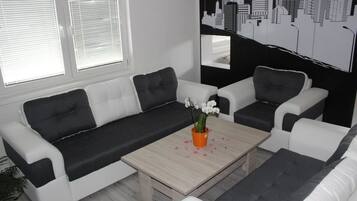 Apartemen Deluks (7) | Area keluarga | TV LCD