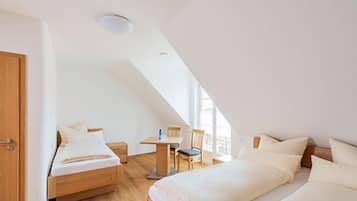 Triple Room | Desk, soundproofing, rollaway beds, free WiFi