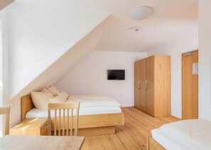 Phòng 3 | Bàn, phòng cách âm, giường gấp/giường phụ (phụ phí)