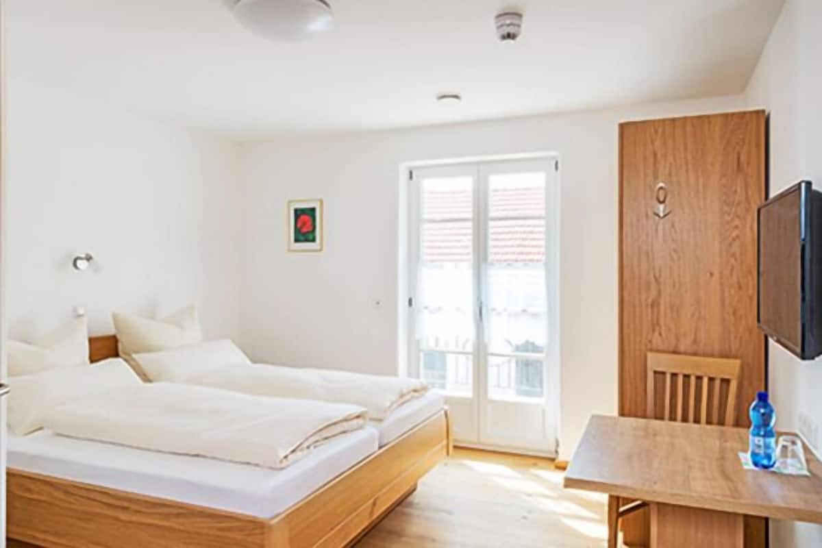 Double Room | Desk, soundproofing, rollaway beds, free WiFi