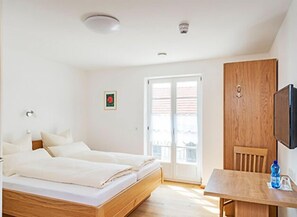 Double Room | Meja, kalis bunyi, katil lipat simpan/tambahan, Wi-fi percuma 