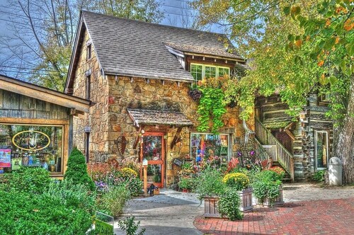 Paradise View Log Cabin near Lake Lemon. Four bedrooms, pet-friendly!