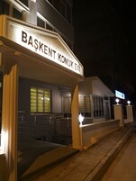 Un edificio con un letrero que dice "BAŞKENT KONUK EVI".