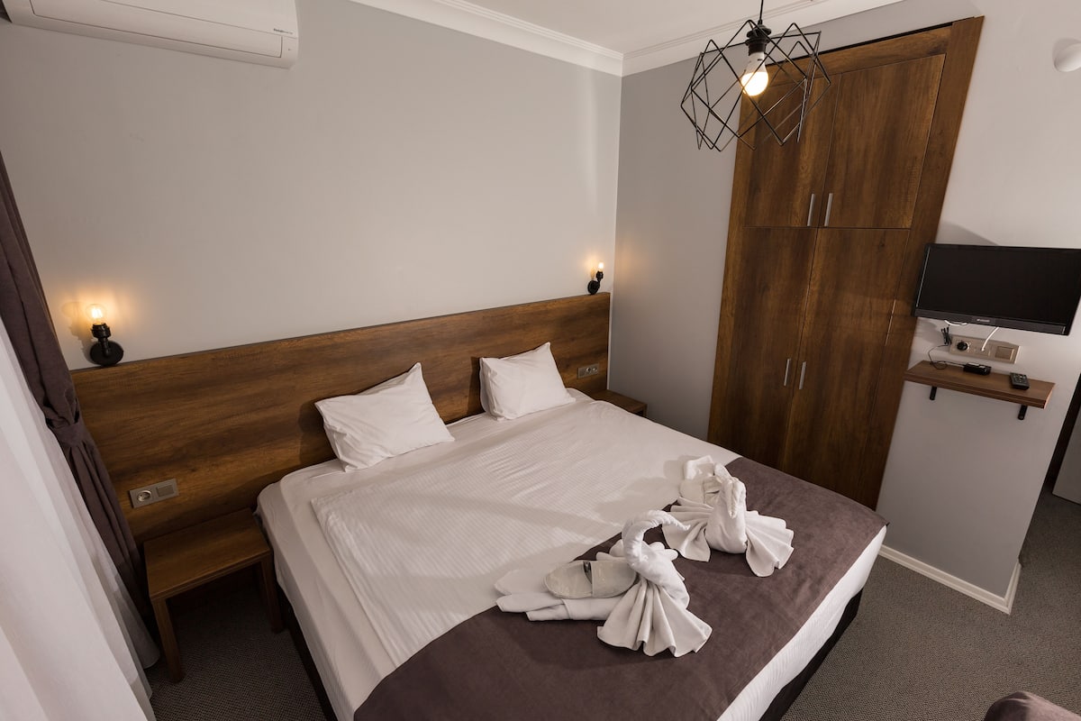 1 bedroom, desk, laptop workspace, blackout curtains