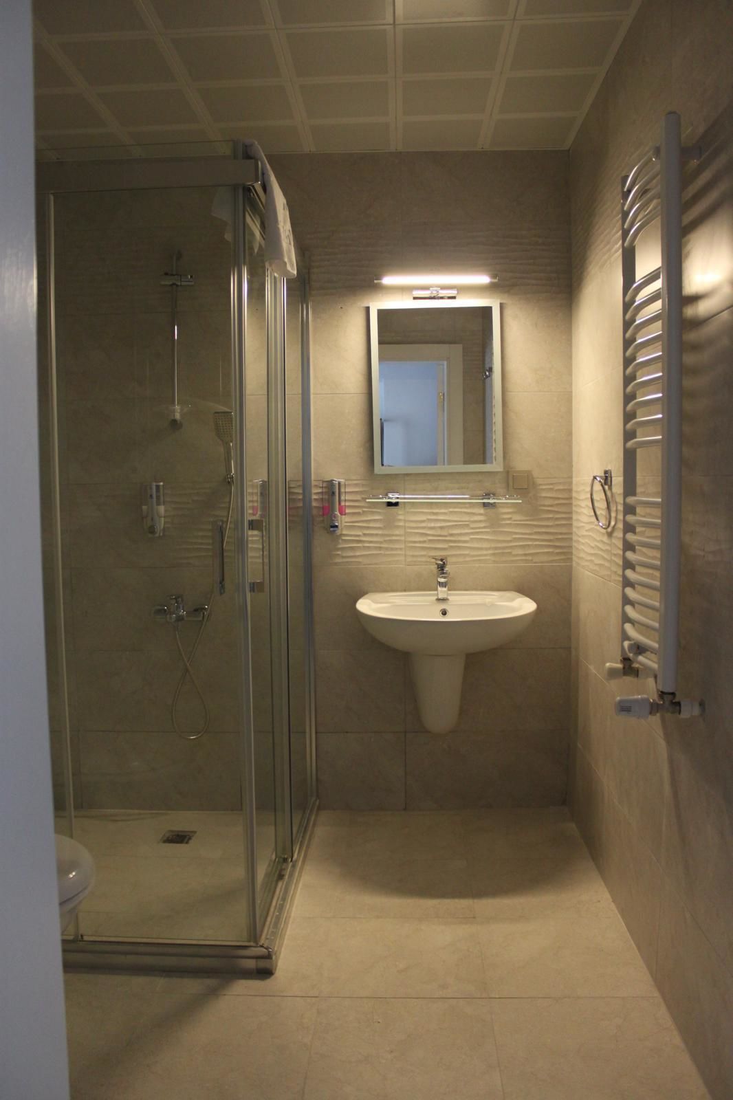 Quarto solteiro econômico | Banheiro | Chuveiro, secador de cabelo, chinelos, toalhas de banho