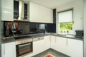 Casa | Cocina privada | Microondas, horno, placa de cocina y lavavajillas