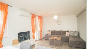 House | Living area | Smart TV - Garden Lux Sarajevo (Sarajevo)