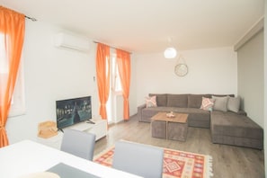 House | Living area | Smart TV - Garden Lux Sarajevo (Sarajevo)