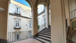 Un pasillo con piso de baldosas que conduce a una escalera.