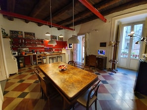 Familienapartment, Mehrere Betten, Nichtraucher, Blick auf den Innenhof | Eigene Küche | Kühlschrank, Mikrowelle, Herdplatte, Kochgeschirr/Geschirr/Besteck