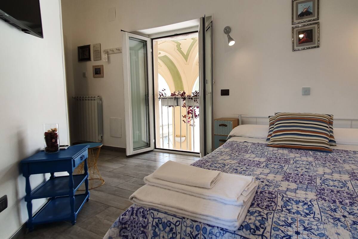 Basic Room, 1 Double Bed, Non Smoking, Courtyard View | Premium bedding, in-room safe, blackout drapes, WiFi (free)