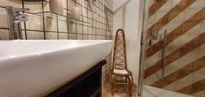 Ropa de cama de alta calidad y caja de seguridad en la habitación 