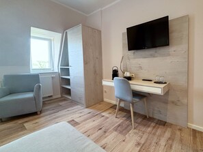 Comfort Double Room | Free minibar, desk, iron/ironing board, free WiFi - DORMERO Hotel Wilhelmshaven (Wilhelmshaven)