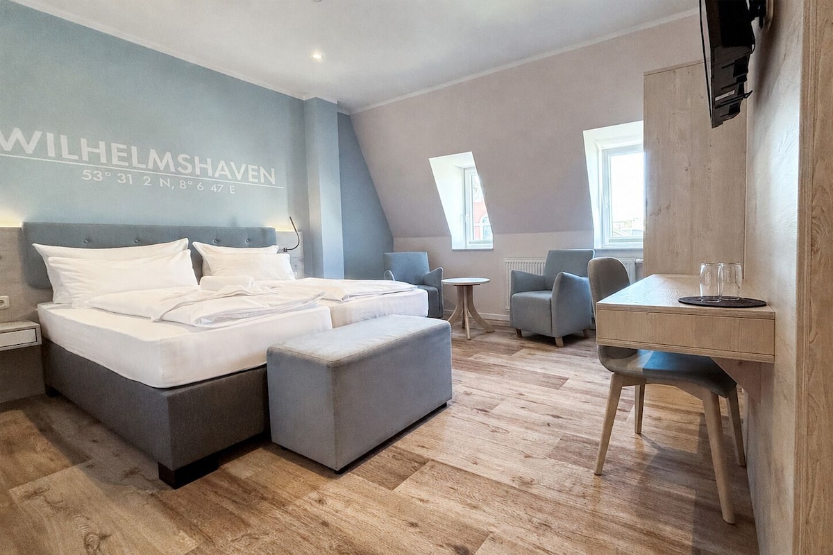 Dobbeltrom – comfort | Minibar (inkludert), skrivebord, strykejern/-brett og wi-fi (inkludert)