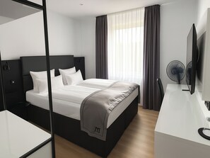 Minibar con snack e bevande gratuite, una scrivania, ferro/asse da stiro