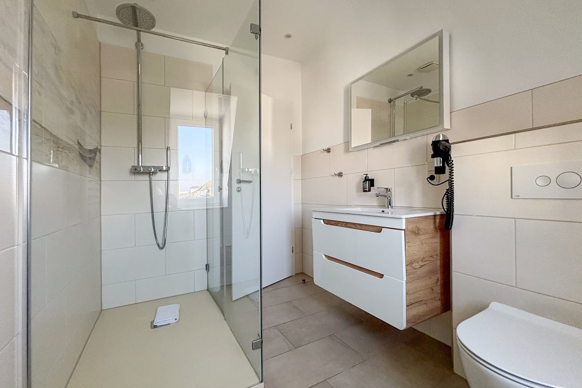comfort double room | bathroom | free toiletries, hair dryer, towels, soap