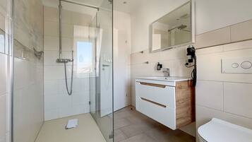 Comfort-Doppelzimmer | Badezimmer | Kostenlose Toilettenartikel, Haartrockner, Handtücher, Seife