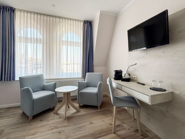 Comfort Double Room | Free minibar, desk, iron/ironing board, free WiFi - DORMERO Hotel Wilhelmshaven (Wilhelmshaven)